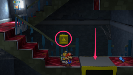 大階段の間のエレベーター