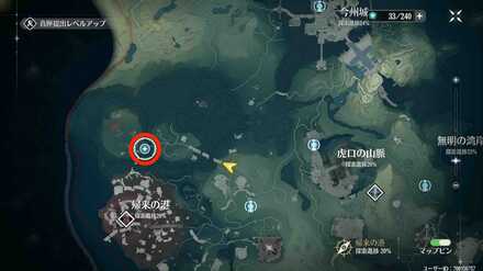 廃棄された劇場近くにいる女の子