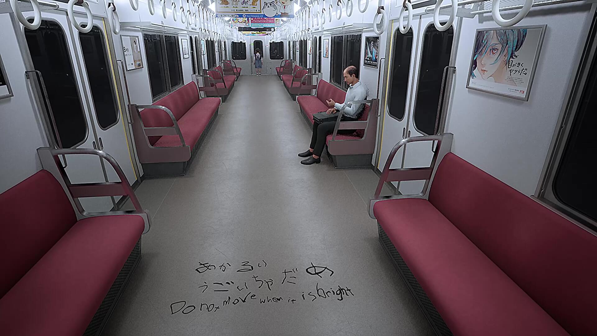 次の車両のドアの前に女の子がいる