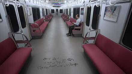 次の車両のドアの前に女の子がいる