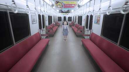 車両中央の女の子