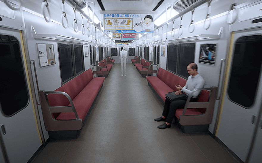 次の車両のドアの前にマネキンがいる