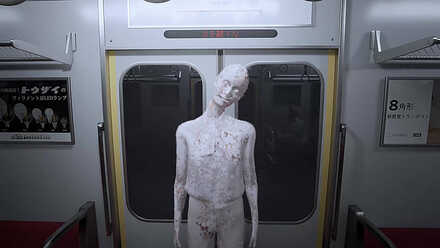 横のドアにマネキンがいる