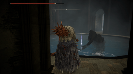 エレベーター正面の水場の像が差し出す手の上