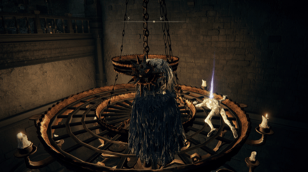 シャンデリアの上