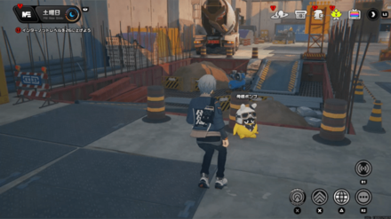 下層の資材置き場でボンプの故障を修理する