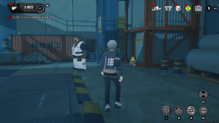 タワークレーンの詰め所前でボンプの故障を修理する