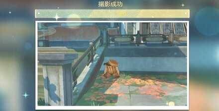 高台の銀のゴミ箱