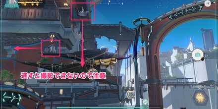 高台の銀のゴミ箱