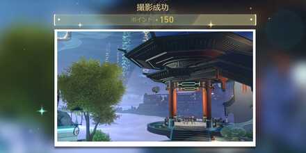 屋根から落ちる銀のゴミ箱