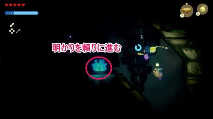 水中を灯りを頼りに進む