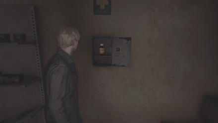 キャビネットに栄養ドリンク