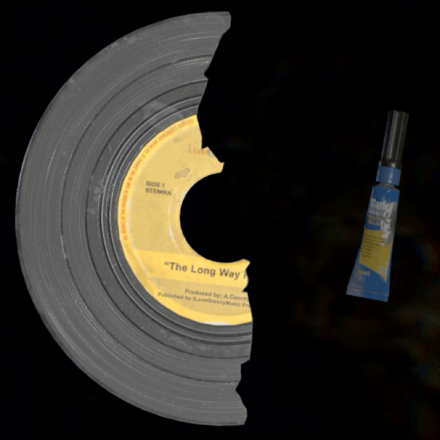 割れたレコード盤（左）の画像