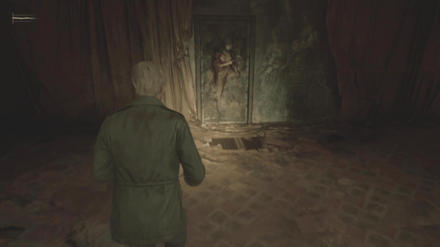 女性の像があるドア