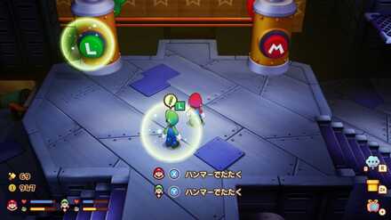 ハンマーで木箱を壊す