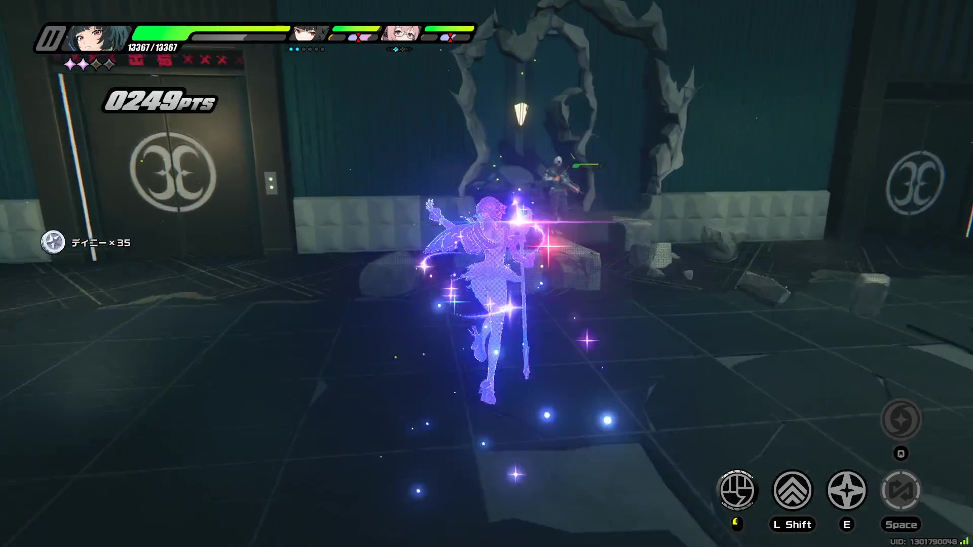 エレベーターに乗らず右の穴へ