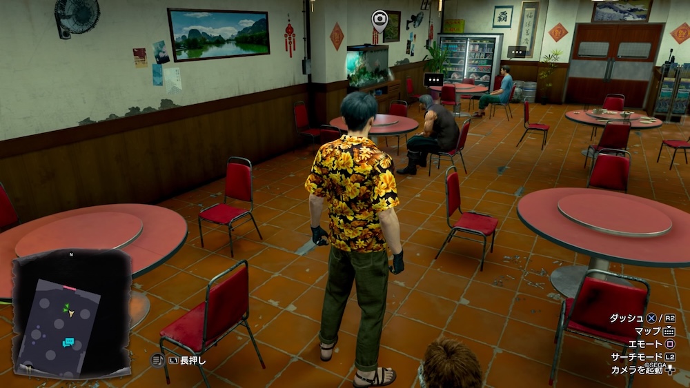 店の中にいる男と話す