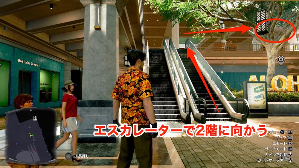 ショッピングセンターの2階にはエスカレーターで上がる