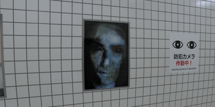 ライブポスターが人の顔に