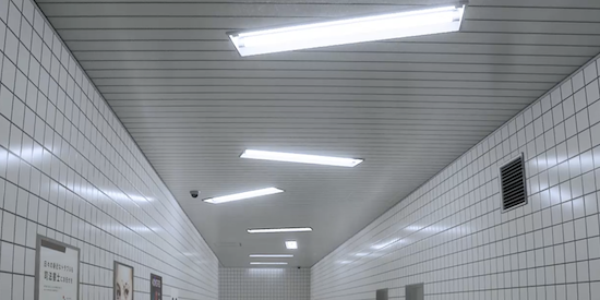 天井のライトが不規則