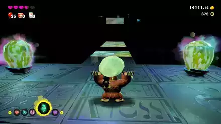 光る石で燭台を照らす