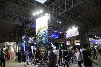 17 09 22 Tgs17 藤商事ブースではコンパニオンのおねぇさんと一緒に話題のスマホゲーム 23 7 トゥエンティ スリー セブン が体験できる ゲームエイト