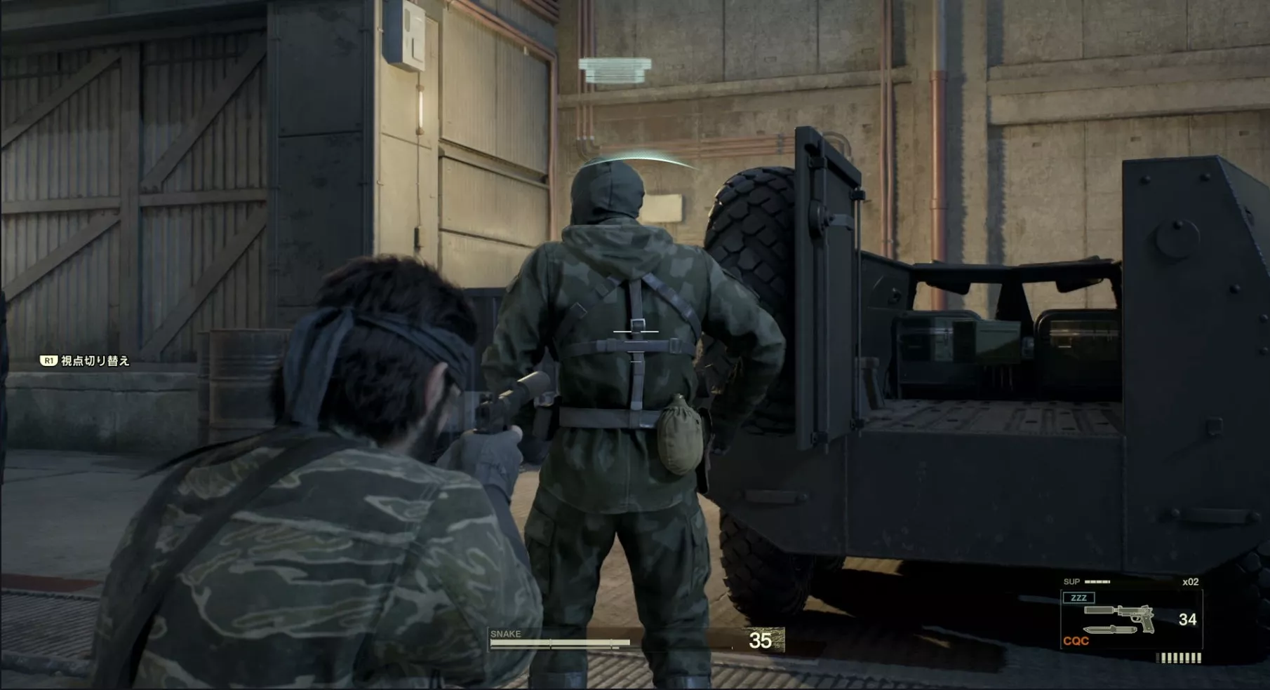 銃を突きつける