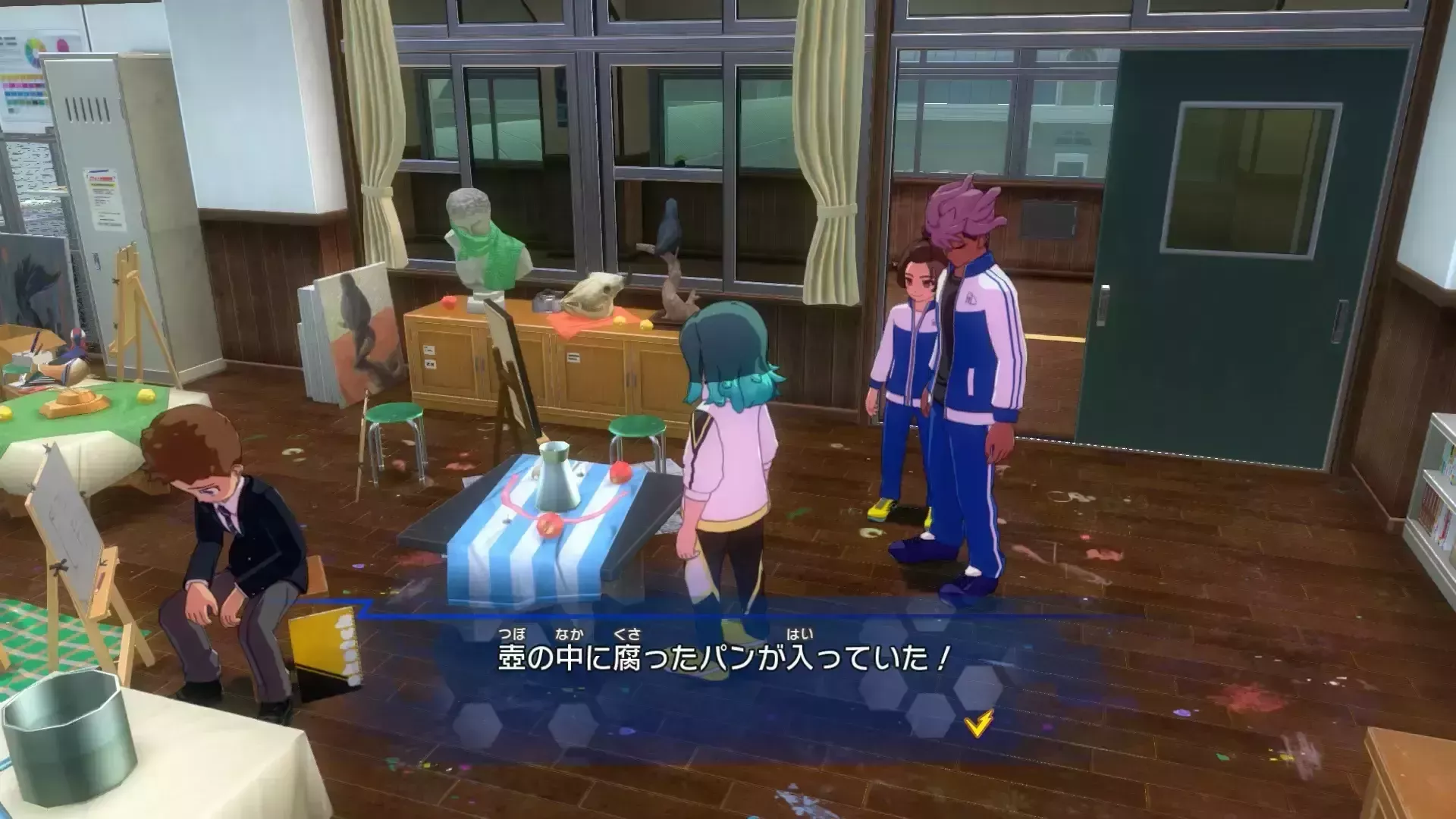 美術室にある壺を調べる