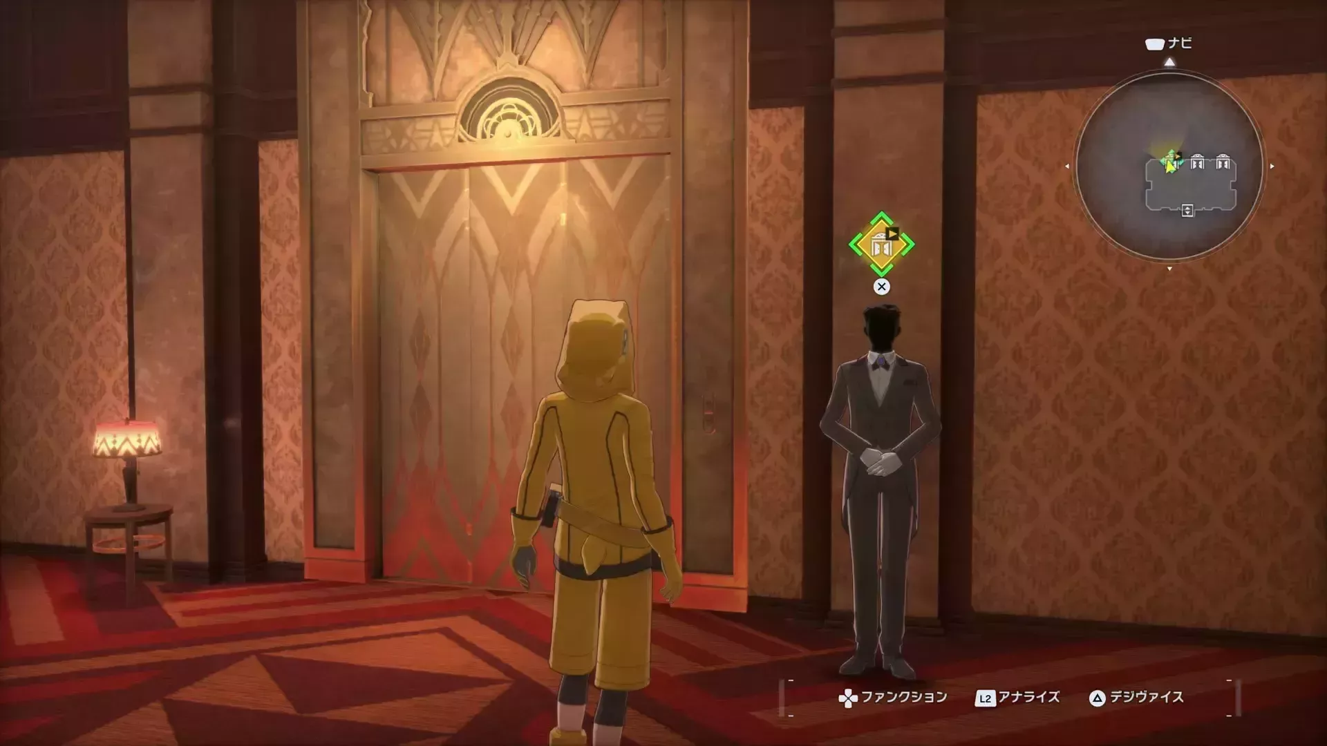 左のエレベーターの前にいる人と話す