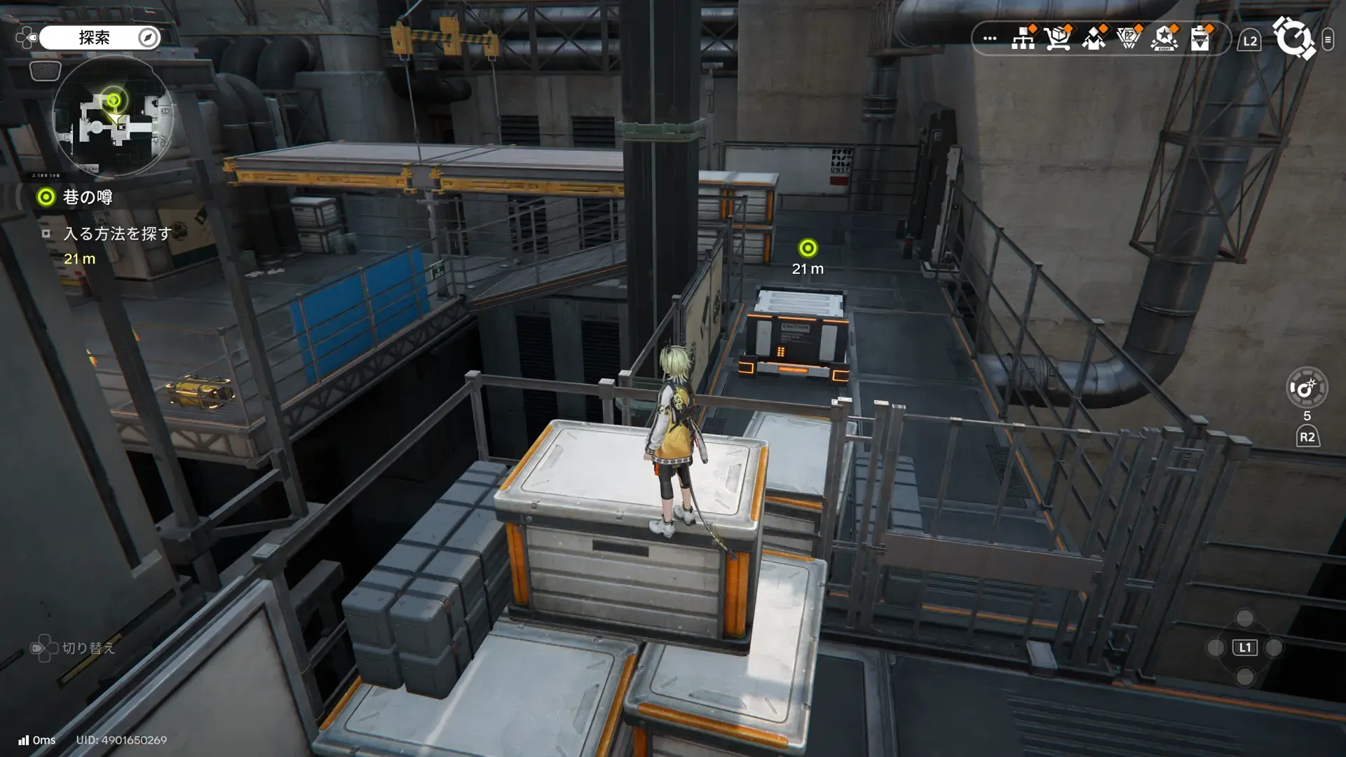 箱を登って柵を越える