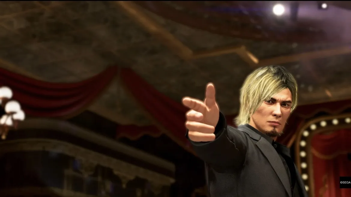 ヘルプが必要な2つの卓に行き会話する