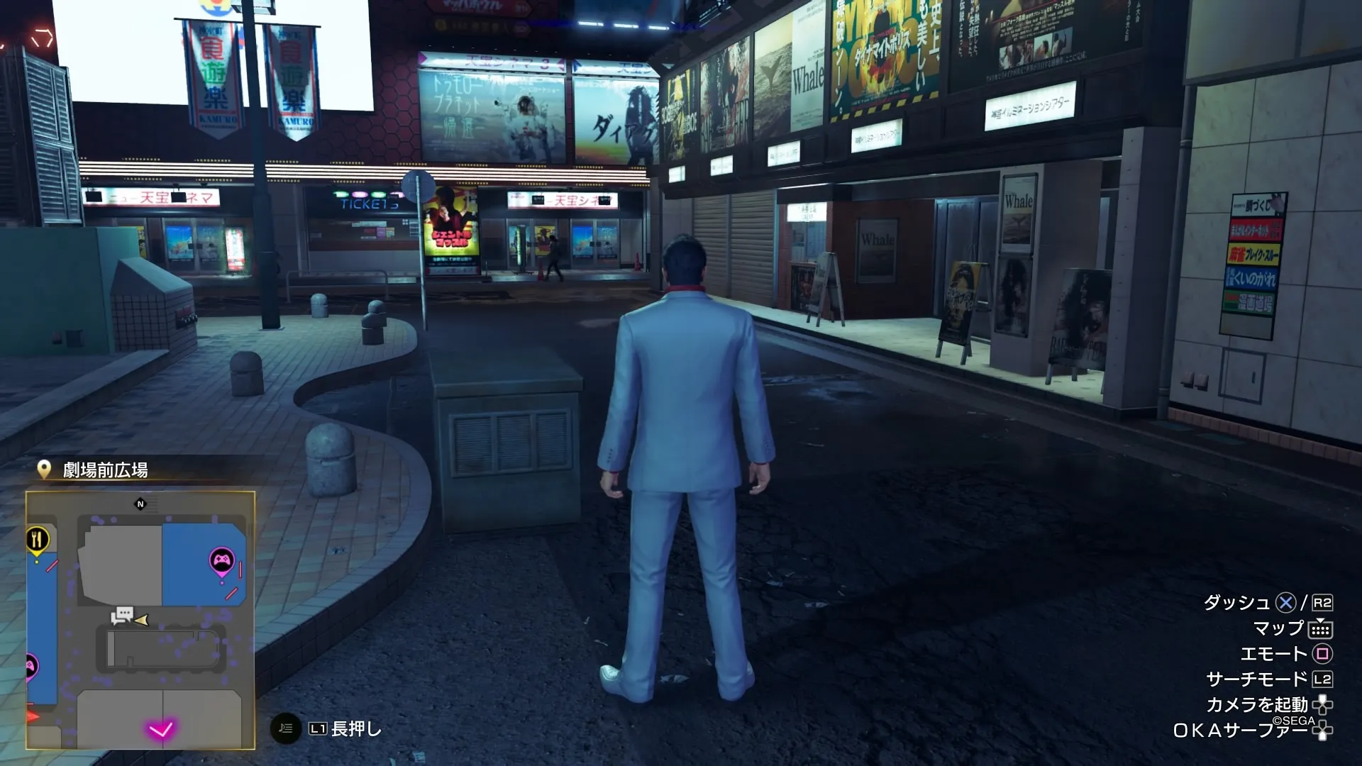 劇場前広場の通路に近づく