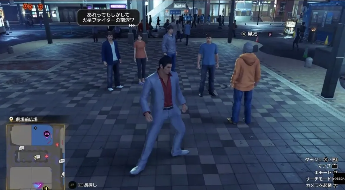 劇場前広場にいるニット帽の男と話す