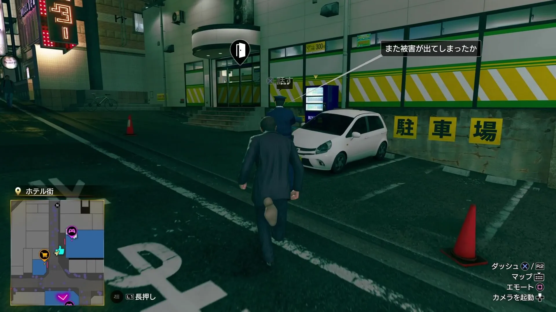 バッティングセンター前の駐車場で警察官と話す