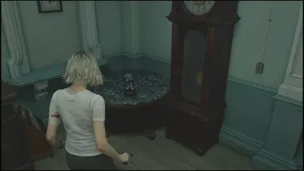 ローデスヒル3体目のラクーン君は、東館の待合室東の階段の前にあります。