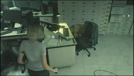 右奥の部屋にあるデスクの上