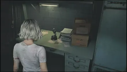 ローデスヒル9体目のラクーン君は、記録制御室内の西側にある机の上にあります。