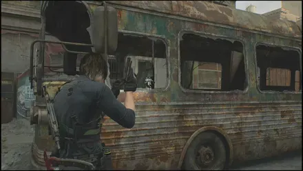 ラクーンシティ4体目のラクーン君は、壊れたバスの前方付近にあります。