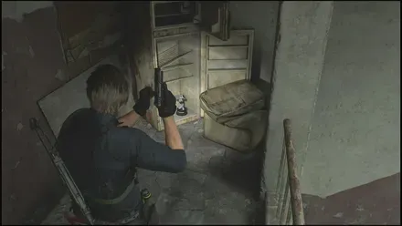 ラクーンシティ5体目のラクーン君は、アパート2階の壊れた冷蔵庫の中にあります。