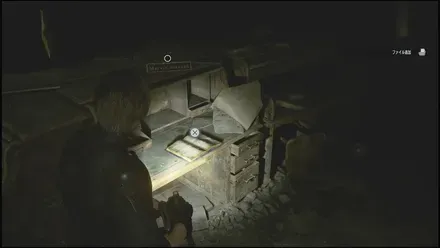 入って右側の一番手前の机