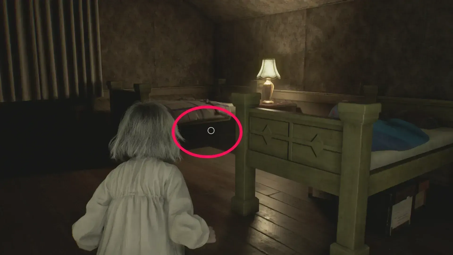 ベッドの下に隠れる