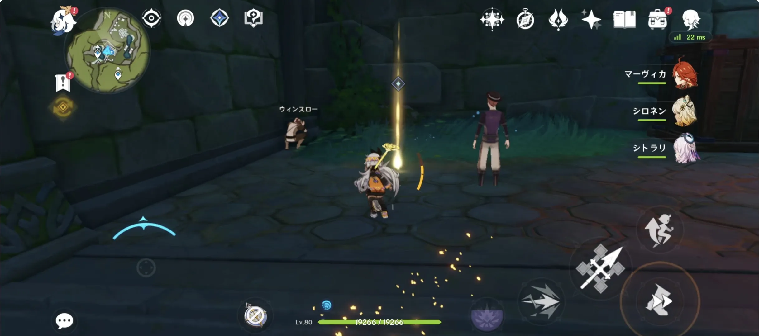 塔の足元に吹く風