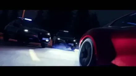 alt: 夜の街で警察と激しいカーチェイスを繰り広げる様子