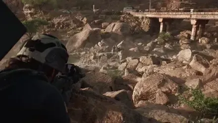 銃を構える様子