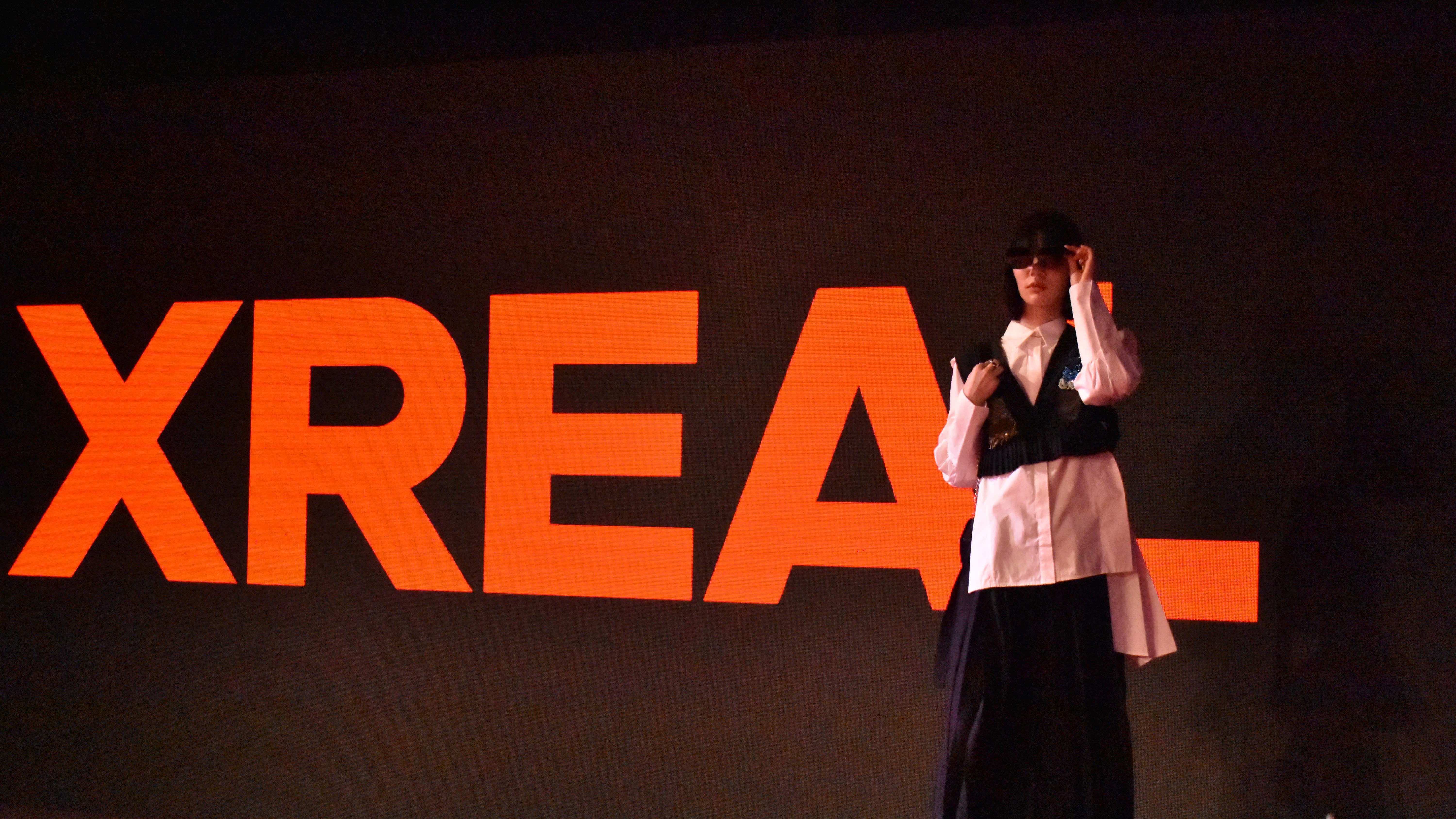 日本Xrealが同社ARグラスの最上位モデル「XREAL Air2 Ultra」を発表。発表会ではコーディネイトを紹介するファッションショーも