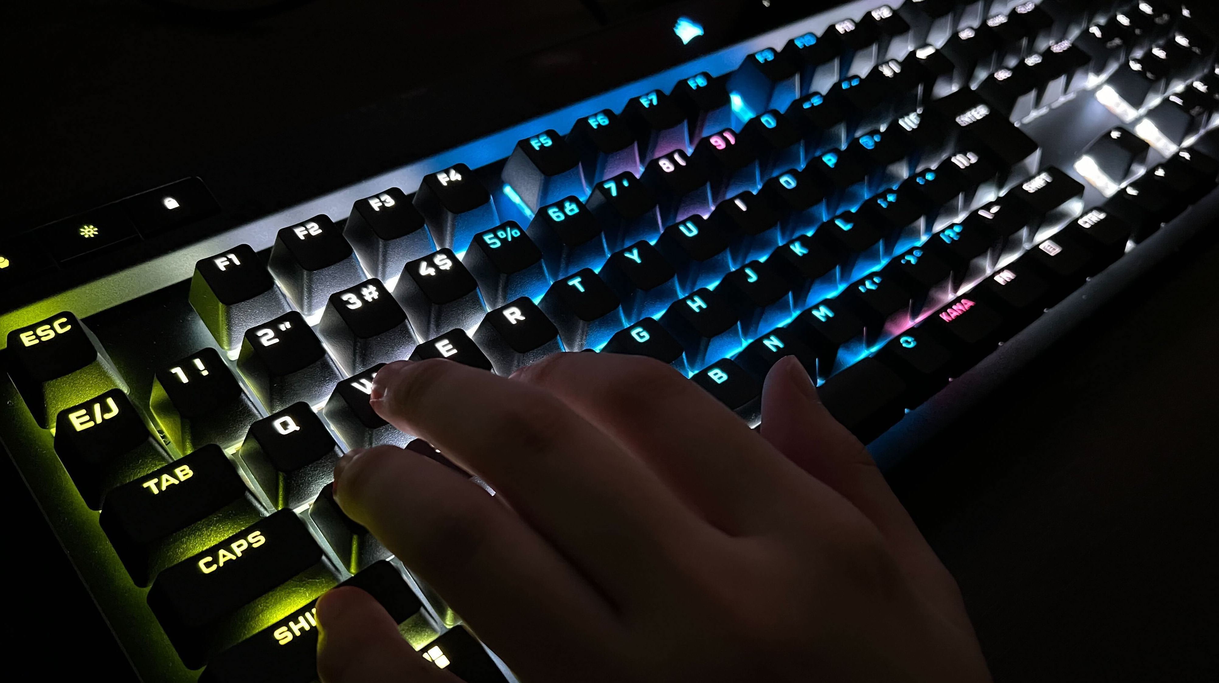 【製品レビュー】デバイス市場の最先端を走り続ける「CORSAIR（コルセア）」のキーボードとヘッドセットをゲームエイトライターがガチレビュー！話題のラピッドトリガーも体験！
