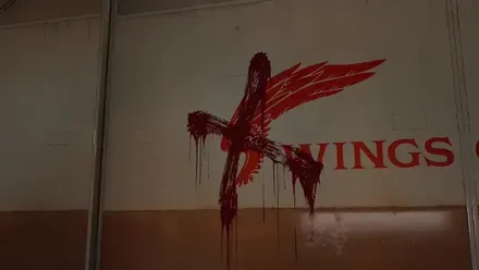 壁に描かれた赤い翼