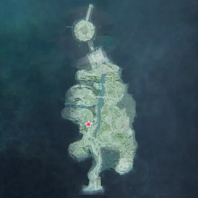 山間の広場前