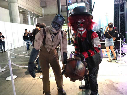 18 09 Tgs18 ノベルティがもらえるリアルガチャが登場 Identity V 第五人格 の試遊は30分待ち Dmm Gamesブース ゲームエイト