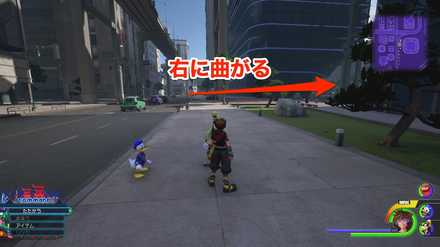 ビルの間を右に曲がる